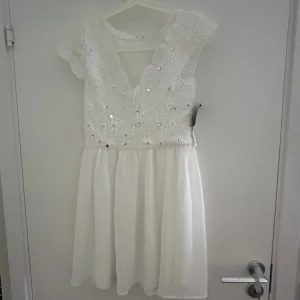 Sjukt fin sommarklänning - Denna skulle vara helt magisk att ha på studenten inte för kort och inte för lång men den sitter dunder och flashar ingeting, jätte bra skick