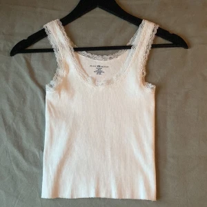 Vit topp med spets - Jättefin vit topp från Brandy Melville som inte har kommit till användning.💞