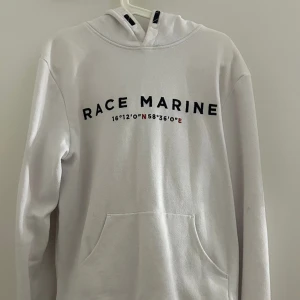 Race Marine Hoodie  - Köpt på stadium, väldigt bekväm och håller värme jätte bra, tvättas och stryks innan den skickas