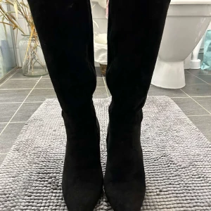 Klackskor  - Svarta klackskor i mocka, (oandvända) frakt ingår och betalning sker via Swish ❤️