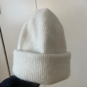 Bikbok mössa - I vitt. Använd fåtal gånger, den är som ny.