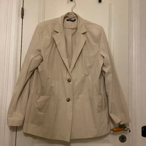 Gina tricot kavaj - En fin kavaj från Gina som passar perfekt som jacka till höst och vår. Passar storlek s-m. Köparen står för frakten❤️‍🔥