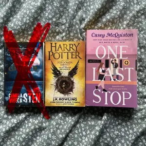 Böcker som är ingen nytta hos mig. One last stop är lite skadad (35kr) Djup graven (50kr) Harry Potter och det fördömda barnet (70kr)💗💗 Hör av er om frågor!!