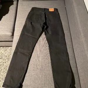 Det är svarta Levis Jeans i storleken W26 L30. Skicket är mycket bra