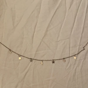 Halsband  - Halsband med stjärnor på! Hyfsat kort kankse 40cm