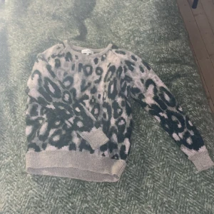 Leopard tjock tröja - Stikad tröja - priset kan diskuteras 