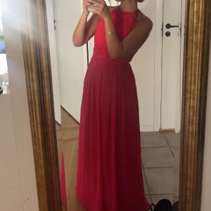 Röd balklänning - Säljer nu min röda balklänning jag hade i somras. Väldigt bra skick! Skriv för mer info 🫶🏽