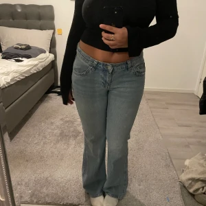 Ljusblå Gina jeans - Jeans från Gina tricot tappade intresset för den efter bara någon vecka så dem är väldigt sparsamt använda är i färgen ljusblå originalpris 500