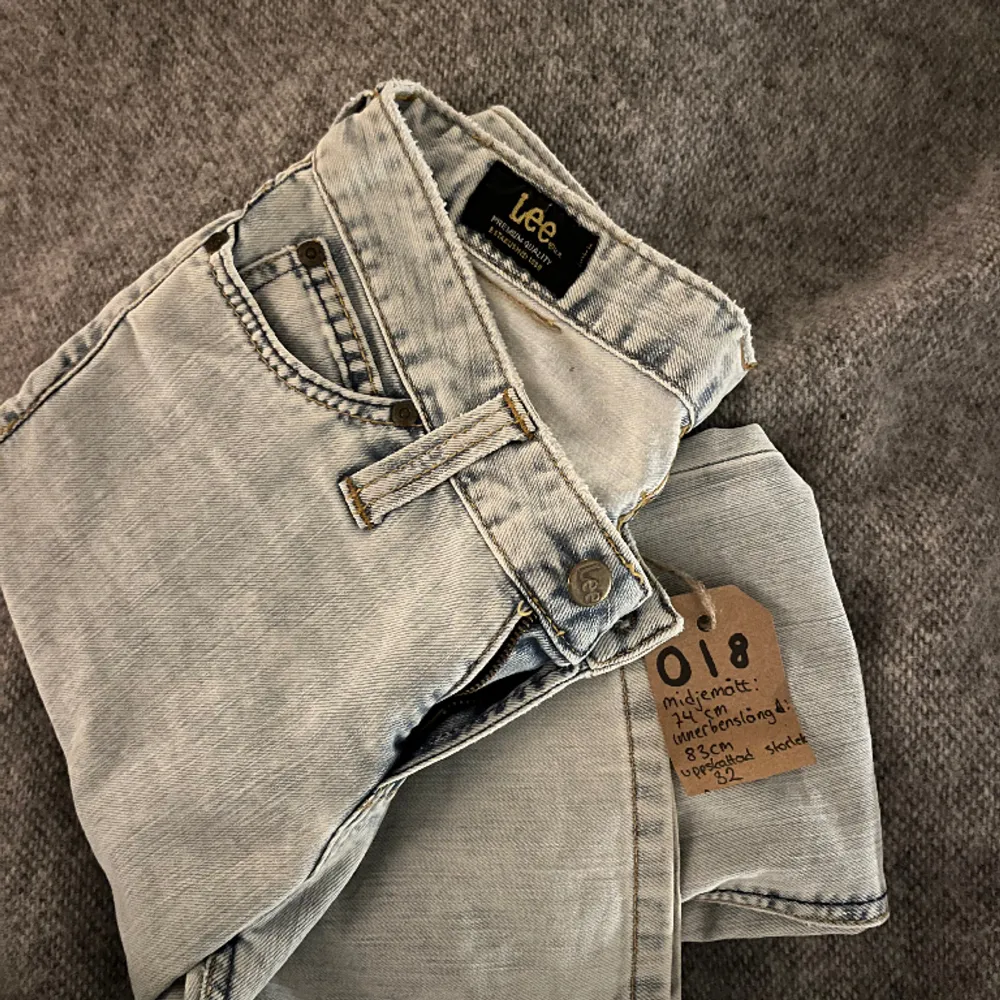Säljer dessa helt o använda jeans! Lågmidjade straight. Köpta från denimi uf men bara testade. Mått ser ni på bilden! (I priset ingår ej frakt!). Jeans & Byxor.
