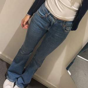 Säljer dessa as snygga blå lågmidjade bootcut jeans. Från Gina tricot, nypris 499. Inga defekter💞 passar perfekt på mig som är 167 cm. Pris kan diskuteras! 