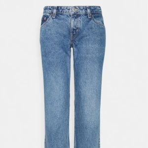 Weekday arrow low jeans  - Säljer mina supersnygga arrow low waist jeans från Weekday i storlek 28/30. Nypris är 590 kr.