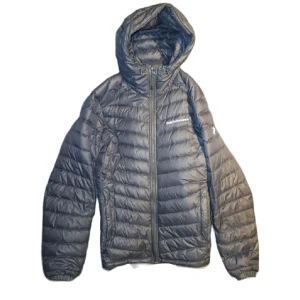 Peak Performance Vinterjacka - Peak Performance Vinterjacka i sämre skick då den har några hål i ena ärmen. Säljer super billigt då den är i behov av lagning hos skrädare eller någon duktig mor. Nypris:3599kr