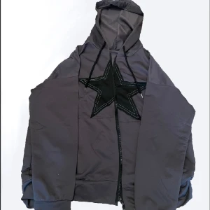 Star sweather - En fin star sweather ifrån shein! Bara testats inte andvänd! Nyskick! Säljer billigare än på shein!( Den är mörk grå) tryck inte på köp nu