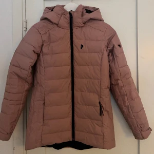 Vinterjacka - Säljer pga köpt en ny. Super varm jacka som fungerar till vardags men även som skidjacka🙌 man ser att jackan är använd men inget är trasigt. 