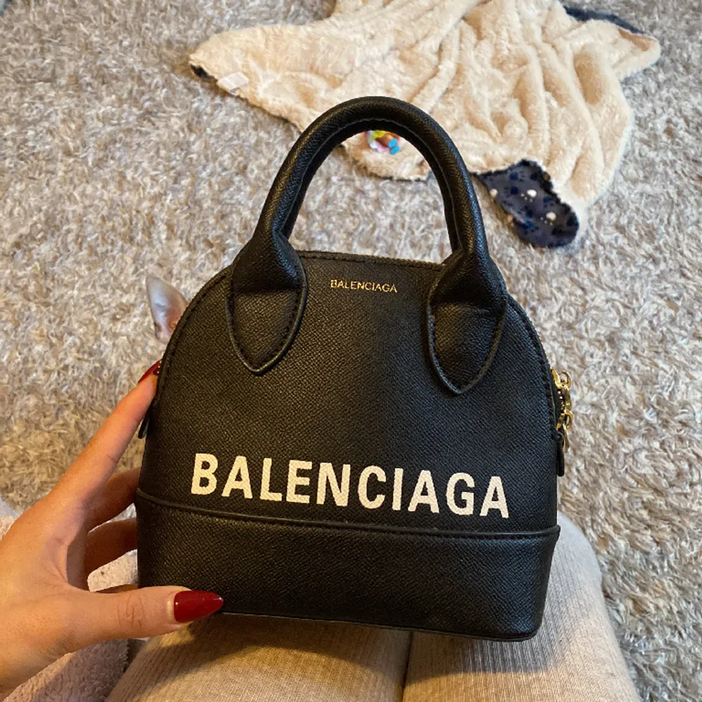 Säljer nu min super fina balenciaga  som jag fått i studentpresent🤍 väskan är inte riktigt min stil längre därav priset. Skriv om det önskas fler bilder eller frågor😊. Väskor.
