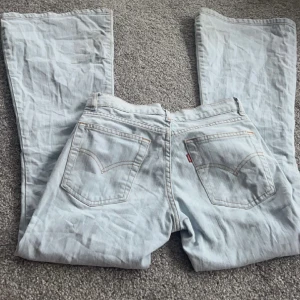 Ljusblå Levis jeans - Säljer dessa skit snygga ljusblå lågmidjade jeansen från levis. Hade gärna behållt de själv men tyvärr så passar de inte☹️ Lite nedgångna längst ner vid anklarna men ingen man märker💕skriv privat för frågor!