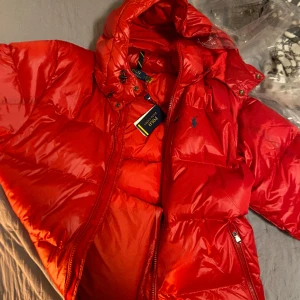 Ralph lauren jacka röd i Large (helt ny!) - Helt ny men säljer denna då jag fått en mörkblå vilket passar mig bättre. Nypris 4999kr mitt pris är 2 600 kronor 