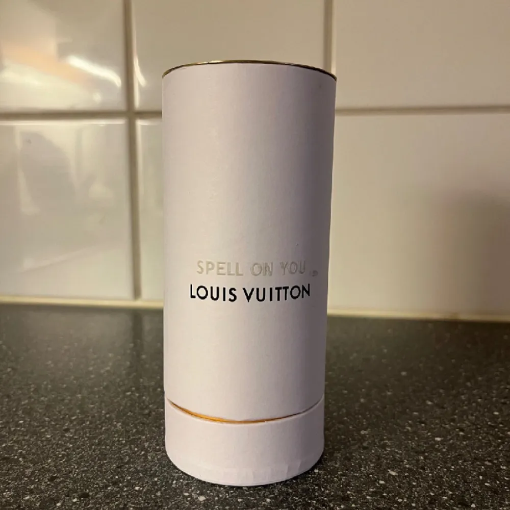 Louis Vuitton, spell on you , 100ml, oanvänd. Nypris 280€ vilket motsvarar ca 3000kr Endast testad.  Packas väl vid frakt.. Accessoarer.