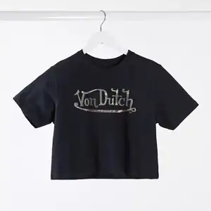 Cropped Von Dutch t-shirt i storlek 10 i bra skick. Köparen står för frakt.