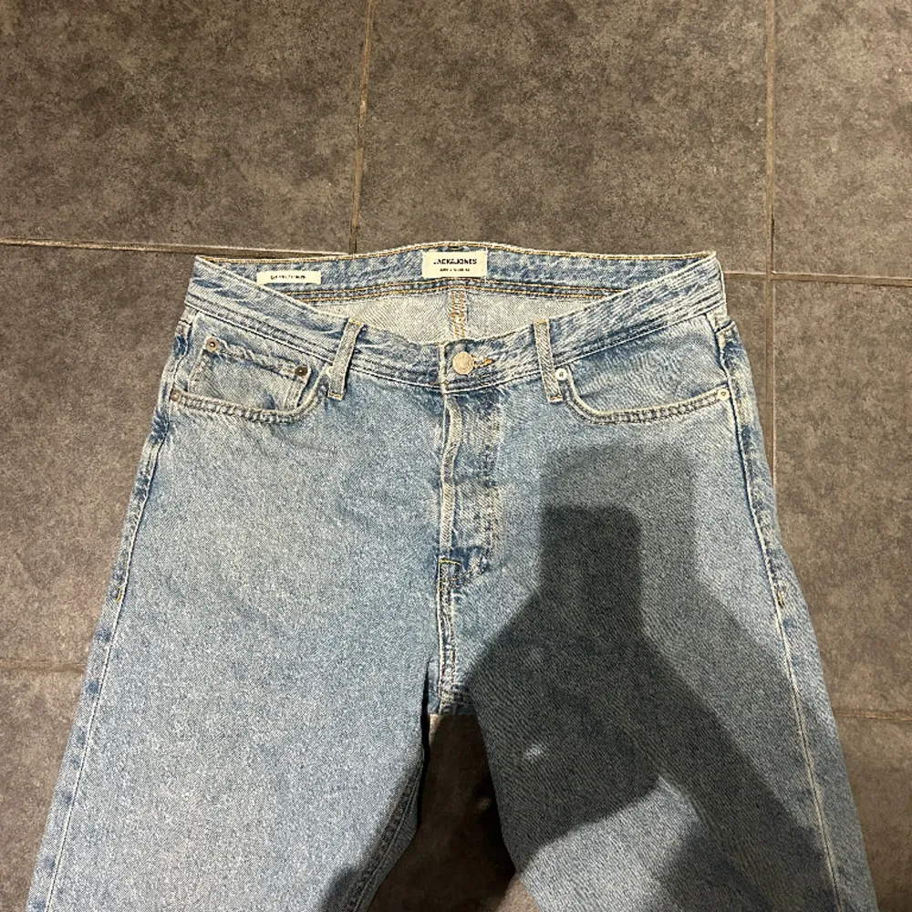 Snygga jack&jones jeans som tyvärr inte blir använda/ lite smutsiga längst ner men inget som inte går bort i en tvätt annars inga anmärkningar/ nypris 700 vid snabb affär 249. Jeans & Byxor.