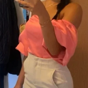 Rosa topp - Rosa off-shoulder topp med stora armar, köpt på bikbok för 399kr. Säljer då den inte kommer till användning 