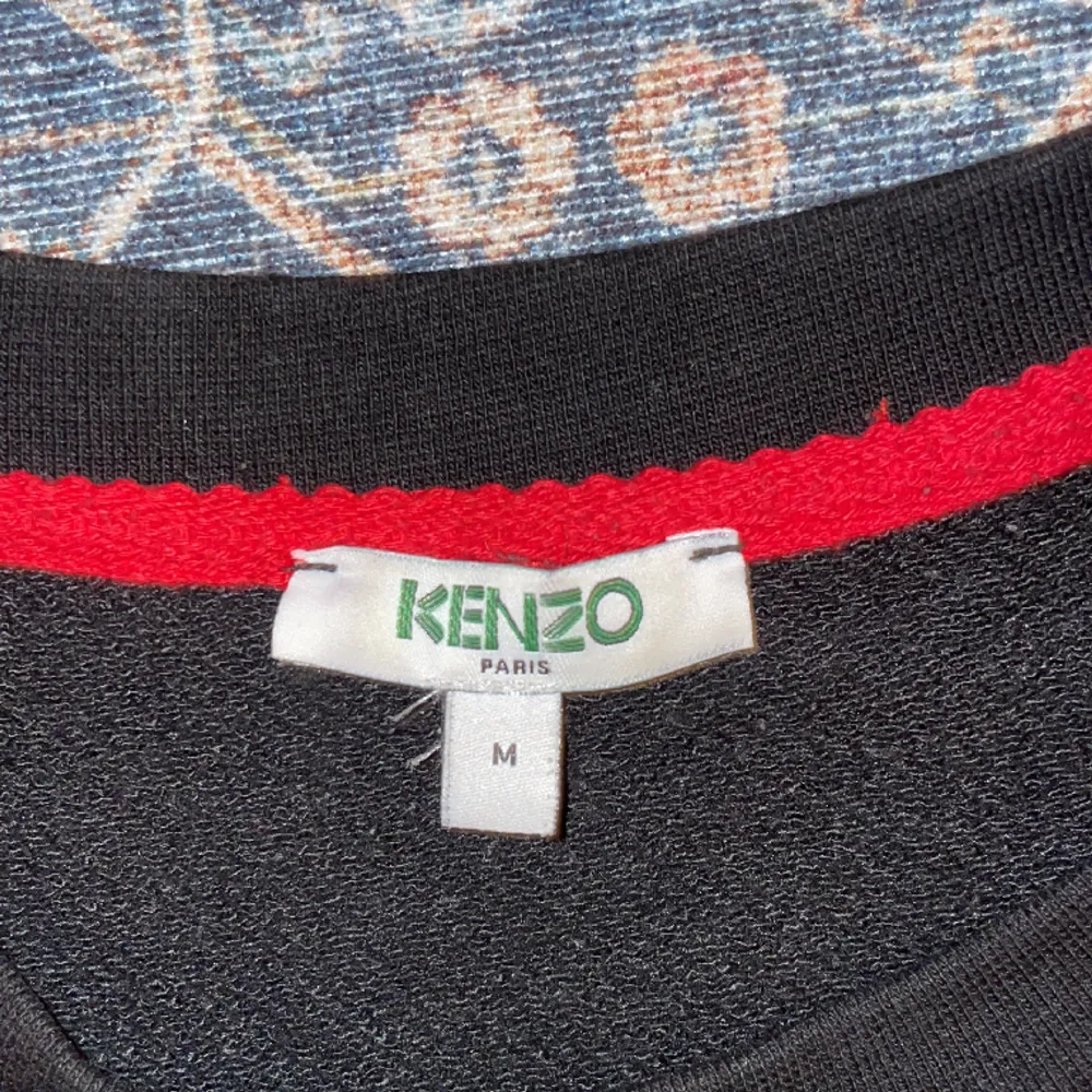 Säljer denna kenzo tröja storlek M passar även S. Gott skick pris kan diskuteras . Tröjor & Koftor.