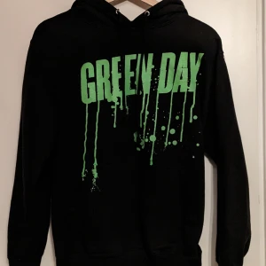 Green Day hoodie - Om du undrar varför det ser ut som att det är ett streck framför "N" så är det snöret. Fint skick! Kan skickas eller mötas upp i Stockholm!