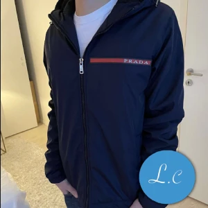 Prada vindjacka - Fodrad vindjacka från Prada | Storlek - S | Äkthets bevis finns | Skriv för frågor eller liknande!