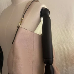 Michael Kors Väska - En Michael Kors Väska🩷 Aldrig använd🫶 Skriv till mig om fler bilder önskas🥰