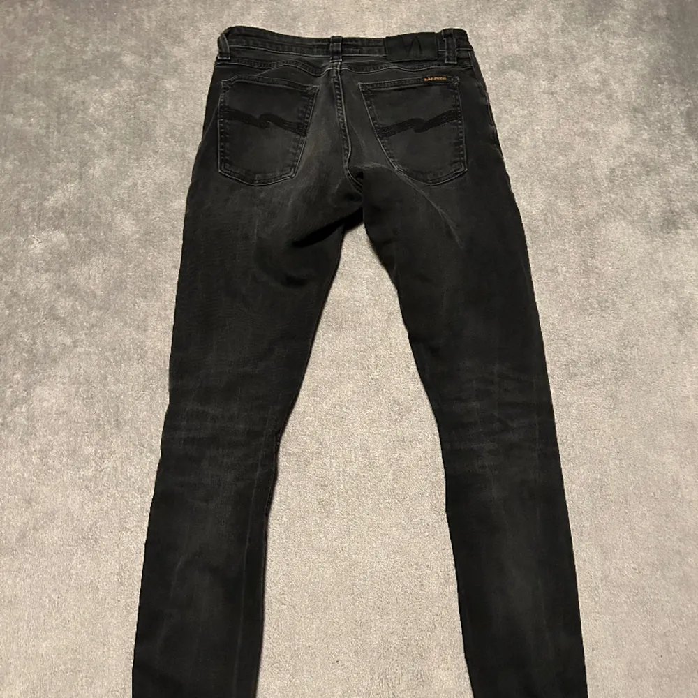 Säljer ett par nästan helt orörda nudie jeans i väldigt fint skick. Modell grim Tim.  Hör av er vid frågor!. Jeans & Byxor.