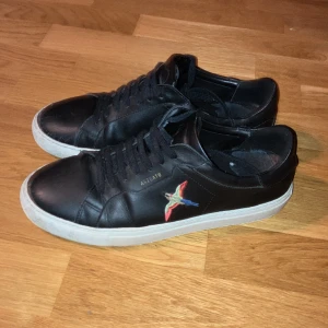 Arigato skor - Arigato skor storlek 43, riktigt feta till bra pris! Funkar även bra till vintern då lädern är relativt tjock