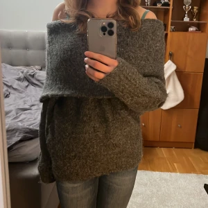 Stickad off shoulder tröja - Såå fin stickad off shoulder tröja från H&M i färgen grå. Perfekt nu till vintern! Kliar inte alls och superskönt material. Ny skick då den bara använts en gång. Säljer då den tyvärr inte kommer till användning. Strl S men passar säkert M också. 💓