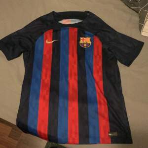 Barcelona tröja utan Spotify sponsorn, köpt i Spanien. Den är äkta då det såldes en andel tröjor utan sponsor Skicka 9/10, knappt använd Pris går att diskuteras 