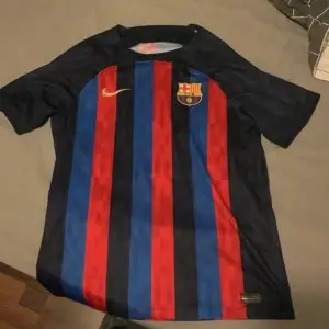 Barcelona tröja utan Spotify sponsorn, köpt i Spanien. Den är äkta då det såldes en andel tröjor utan sponsor Skicka 9/10, knappt använd Pris går att diskuteras 