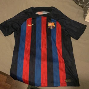 Barcelona tröja 22/23 (utan sponsor) - Barcelona tröja utan Spotify sponsorn, köpt i Spanien. Den är äkta då det såldes en andel tröjor utan sponsor Skicka 9/10, knappt använd Pris går att diskuteras 
