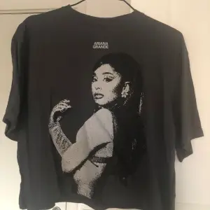 Säljer denna Ariana Grande t-shirten 
