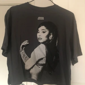 Ariana Grande t-shirt - Säljer denna Ariana Grande t-shirten 