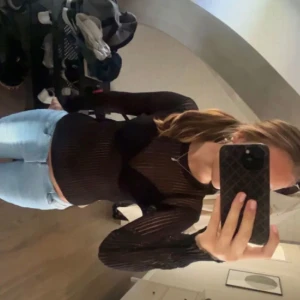 Festopp genomskinlig zara - Säljer denna skit snygga långärmade festoppen från zara! Den sitter ganska tajt och är ribbad och lite genomskinlig. Säljer då den inte kmr t användning. Inga defekter, kom priv för frågor💞💞