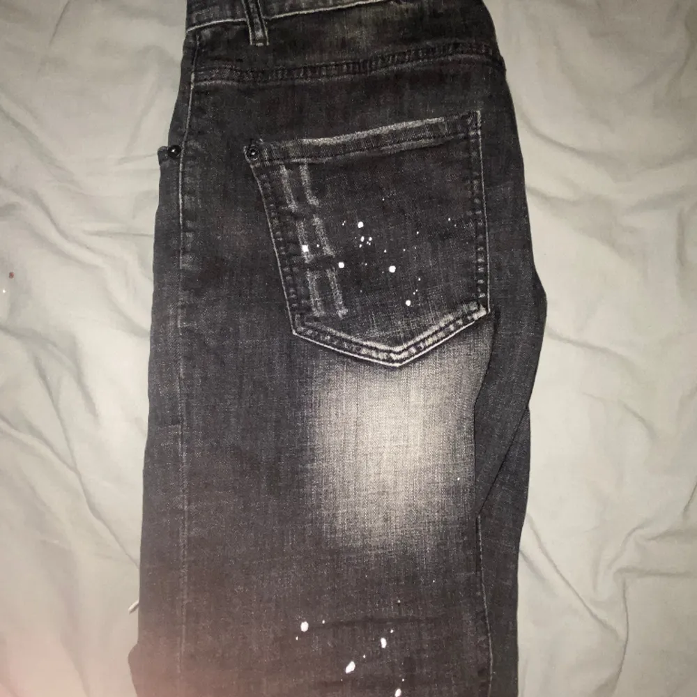 Dsquared jeans använd få tal gånger. Ligger bara i garderoben!. Jeans & Byxor.
