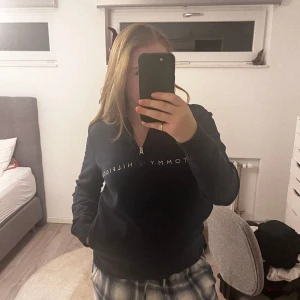 Vintige Tommy Hilfiger ”Zip-up” - En vintige ”zipup” kofta. Den har fickor på båda sidorna som man inte ser så bra. Den är otroligt skön! Nypris 700 kr