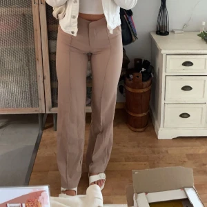 Kostymbyxor - Kostymbyxor från Madlady! Storlek M! Mycket stretchiga, inga defekter! Beiga ❤️Nypris ca 500kr