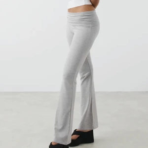 Grå yogapants  - Gråa soft touch yogapants ifrån Ginatricot i storlek L🫶🏽 säljer pga att de är för stora. Även klippta och sydda så benen är en gnutta kortare  