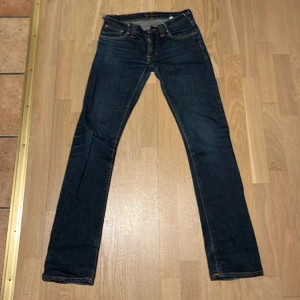Nudie jeans slim jeans - Jag säljer mina Nudie jeans i utsatt 28 i midjan men den är mindre ni ser måtten på midjan och längden på bilderna. De är klippta vid midjan. skicka ett meddelande till mig så löser jag bilder på jacken. Skicka också meddelande till mig för andra frågor