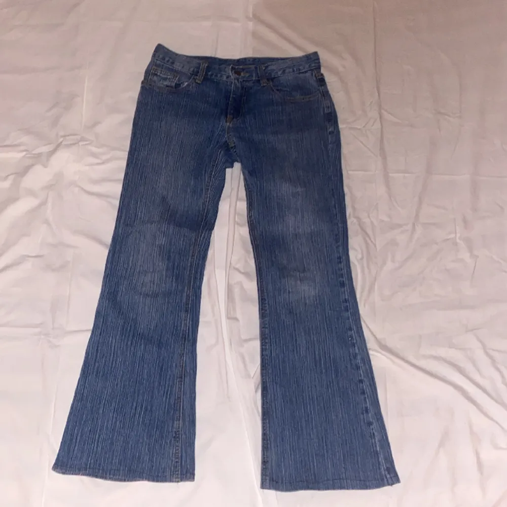 Säljer dessa sjukt snygga low waisted bootcut jeans från brandy Melville. Midjemått tvärs över:36cm. Innerbenslängd:70 cm. Sjukt lätta att styla då de passar till allt i alla lägen. De är uppsydda längst ner men inget man lägger märke till❤️ vid frågor ang. Jeans & Byxor.