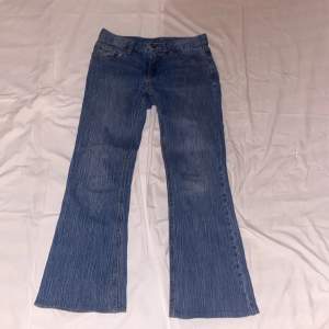 Säljer dessa sjukt snygga low waisted bootcut jeans från brandy Melville. Midjemått tvärs över:36cm. Innerbenslängd:70 cm. Sjukt lätta att styla då de passar till allt i alla lägen. De är uppsydda längst ner men inget man lägger märke till❤️ vid frågor ang