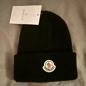 Moncler mössa - Moncler mössa/ beanie Nypris 2250kr