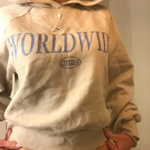 Beige hoodie i storlek XS 🤍 - Nu säljer jag denna beiga hoodie i storlek XS från Gina Tricot 🤍 
