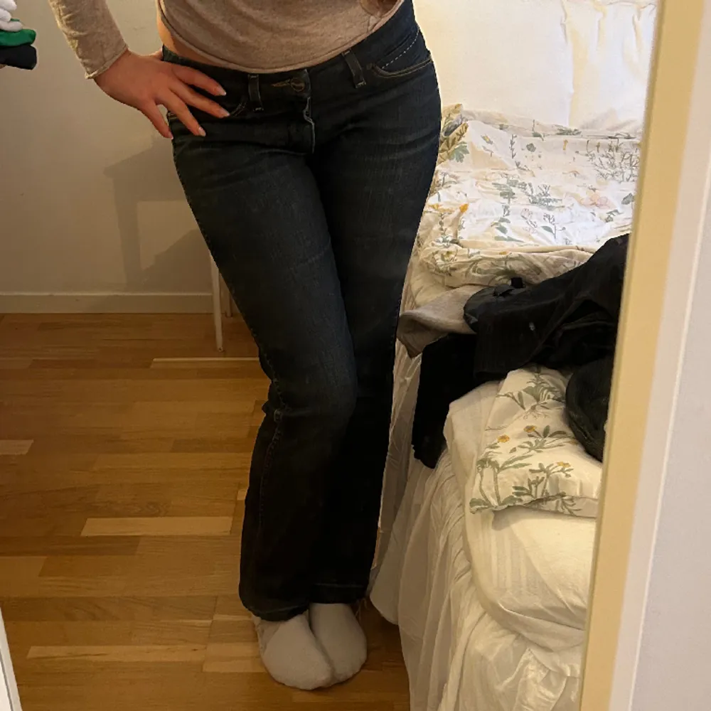 Säljer dessa raka lågmidjade jeans då de är för korta på mig (jag är 175cm). Jeans & Byxor.