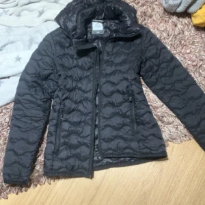 Höst jacka  - En höst jacka som har blivit för liten för mig. Jackan har inga hål den är hel och i bra skick.