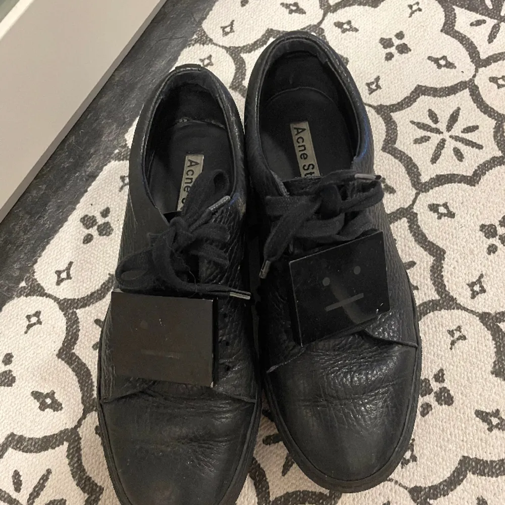 Jätte snygga acne sneakers de är inte tvättade vilket kan göras innan köp såklart! . Skor.